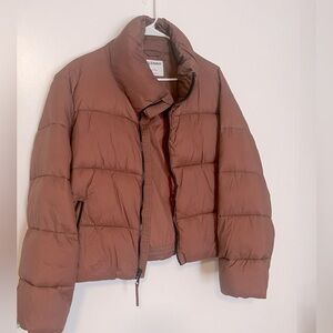 Women’s cropped puffer jacket.